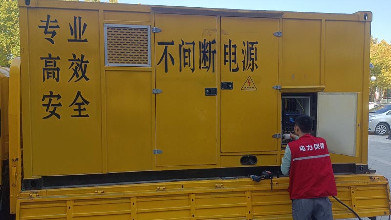 南岸柴油发电机组和UPS电源配合使用时，如何避免切换过程中的电力中断？